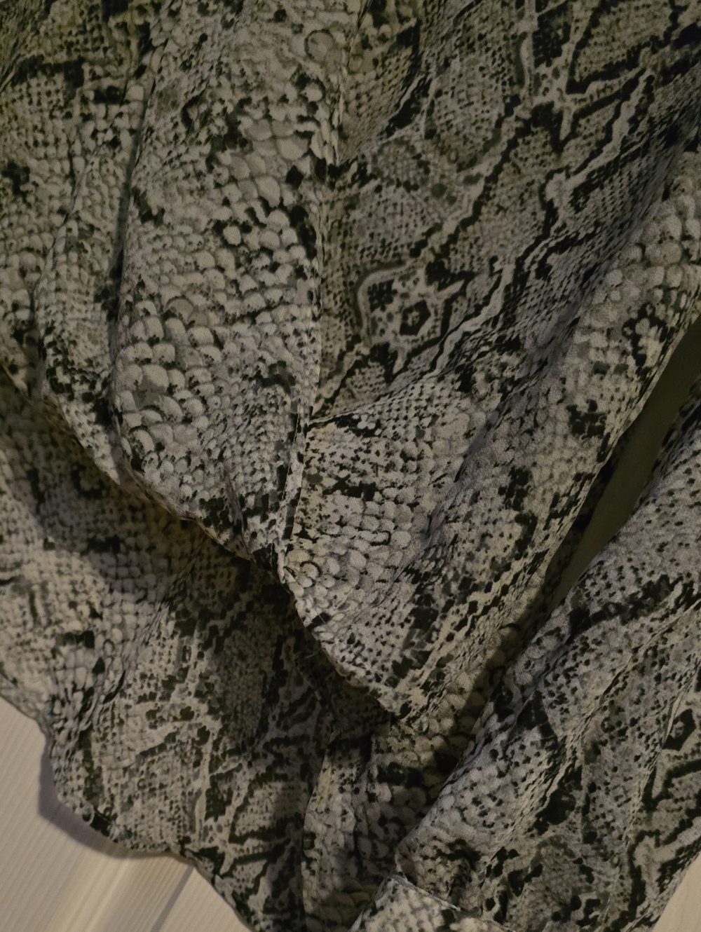 Rose & Olive Sheer Python Top L - Picture 3 of 5